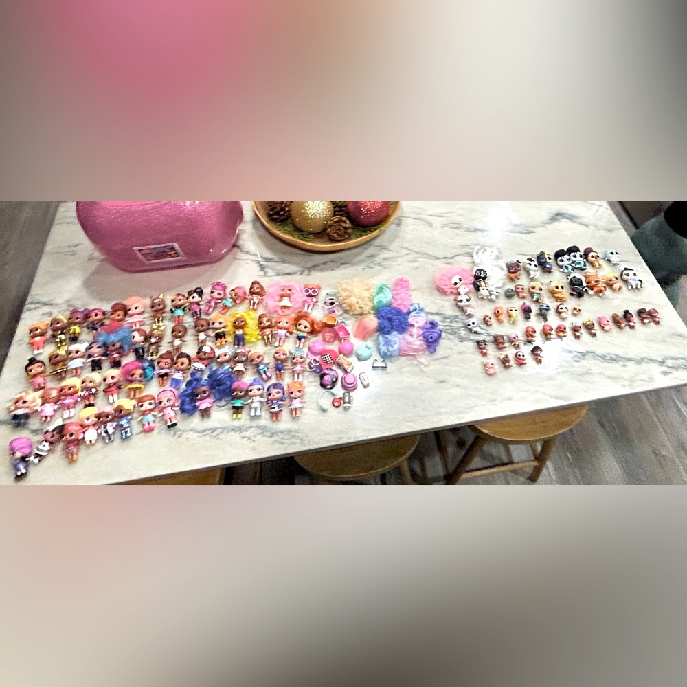 L.O.L dolls. There are 101 dolls. Comes with wigs, bags, and some accessories.